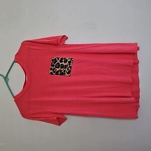 Women's coral t-shirt with leopard pocket